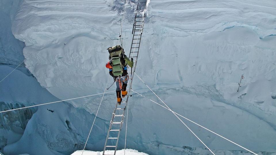 Crossing Glaciers in the North Pole. Photo via Wikimedia, EmmaHill13, CC BY-SA 4.0.  