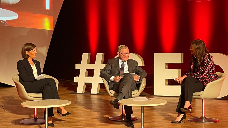 Julie Becker, CEO of the Luxembourg Stock Exchange, and Klaus Regling, Director General of the European Stability Mechnamism, in discussion at LuxSE's SED event on 27 April. Photo: LuxSE.